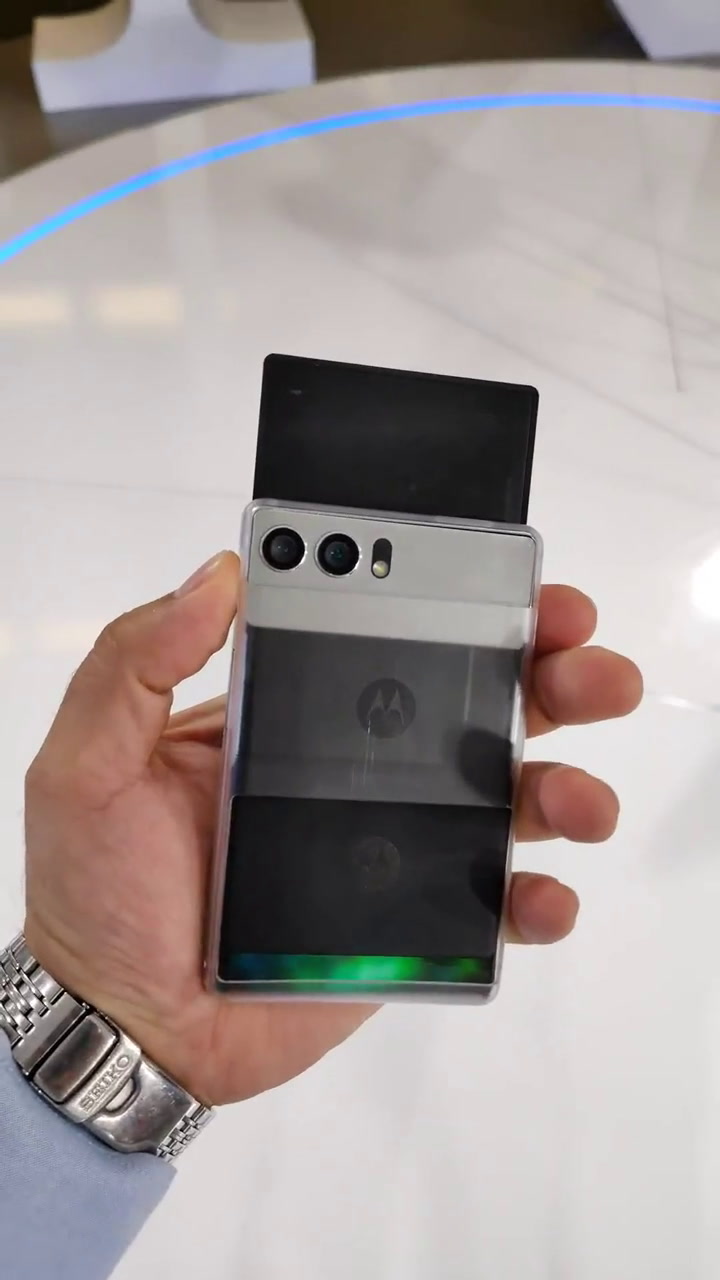 Este es el Moto RIZR, el innovador teléfono con pantalla plegable y enrollable de Motorola