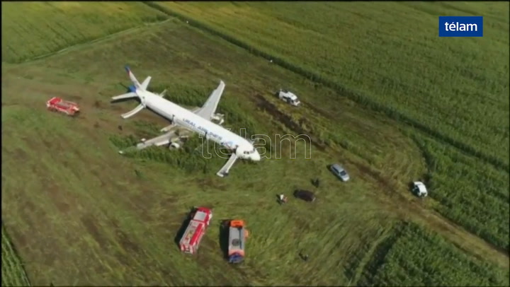 Un avion hizo un aterrizaje de emergencia sin ruedas ni motores. Fuente: Télam