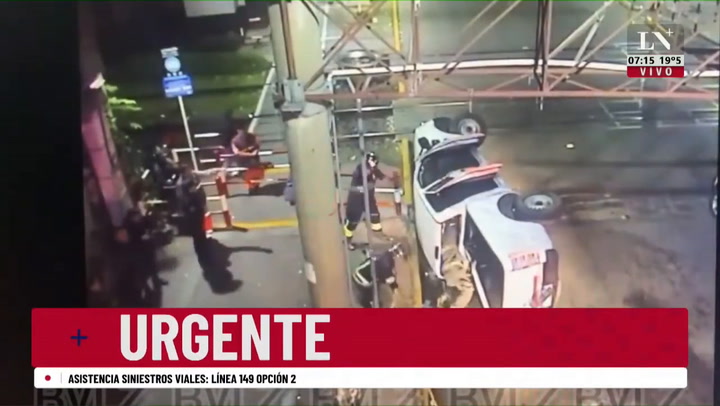 Así rescataron al conductor de la camioneta de Trenes Argentinos embestida por el tren Roca