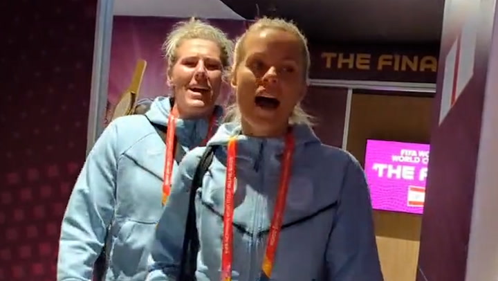 Lionesses sing along to 90s pop hit as they arrive at Stadium Australia for World Cup final