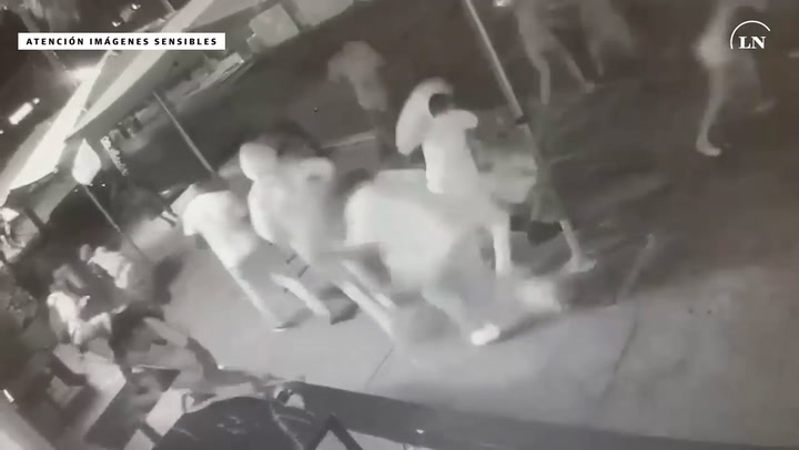 Las imágenes de una cámara de seguridad muestran el violento episodio
