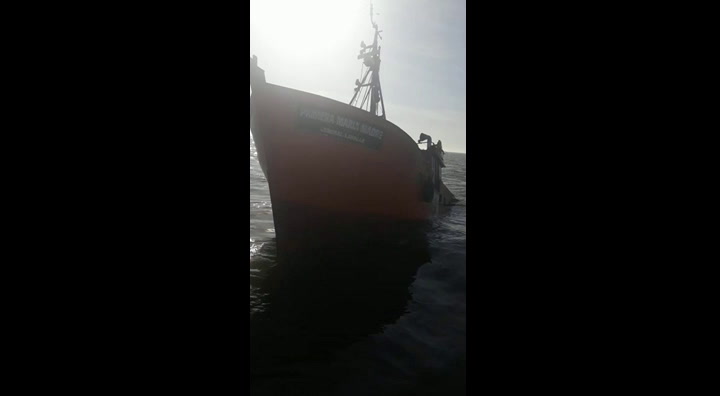 El momento en el que se hunde un barco pesquero