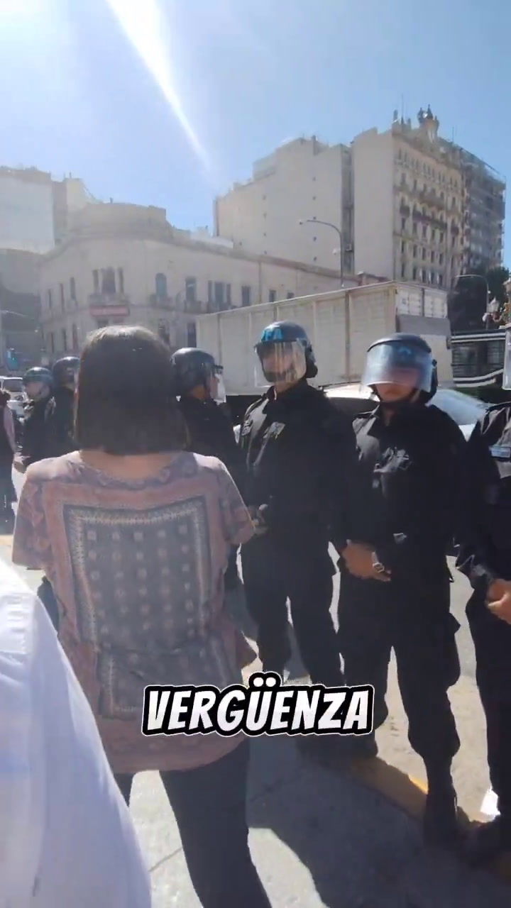 Del Pla enfrentó a agentes de la Policía Federal durante la marcha docente en Congreso 2