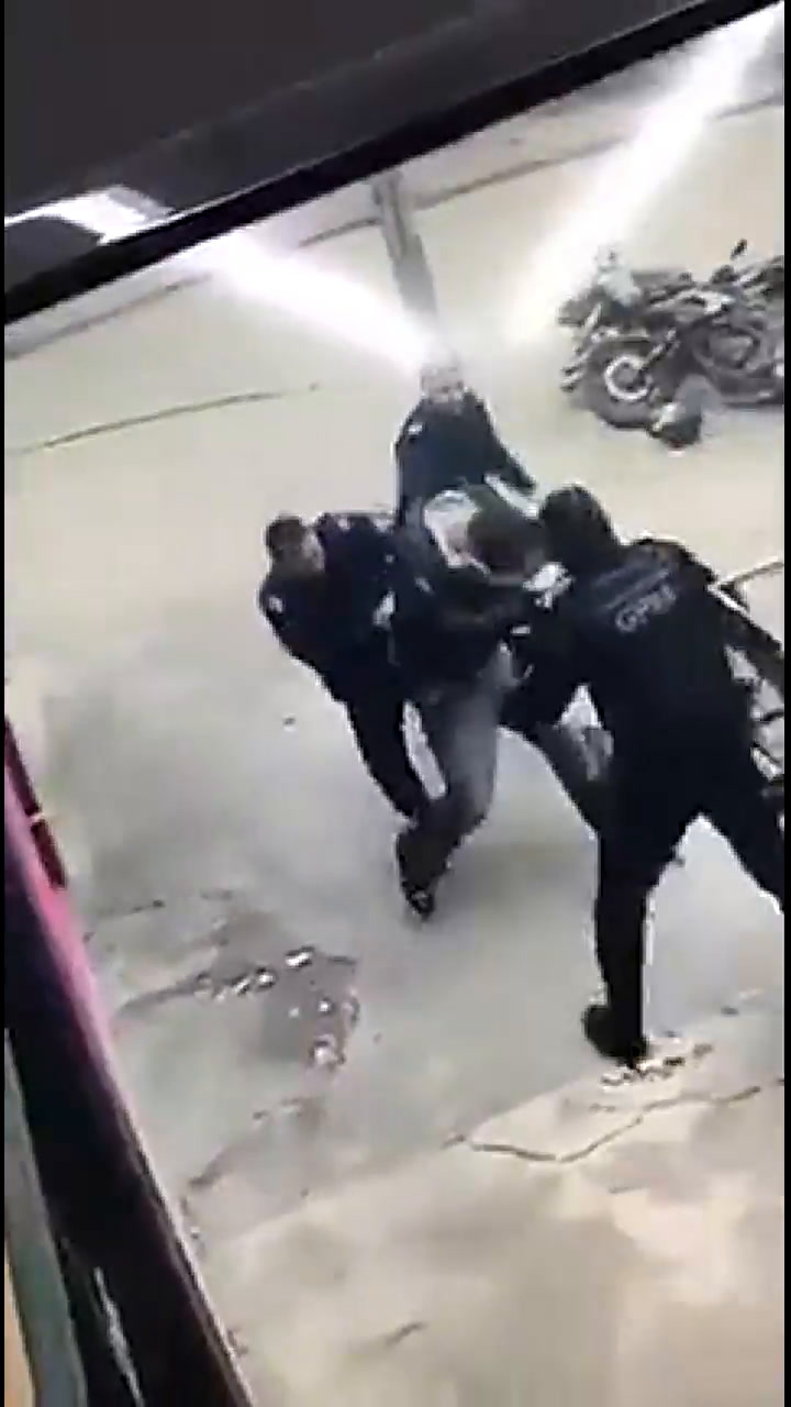 El momento en el que tres policías golpean a un motociclista por no tener los papeles del vehículo