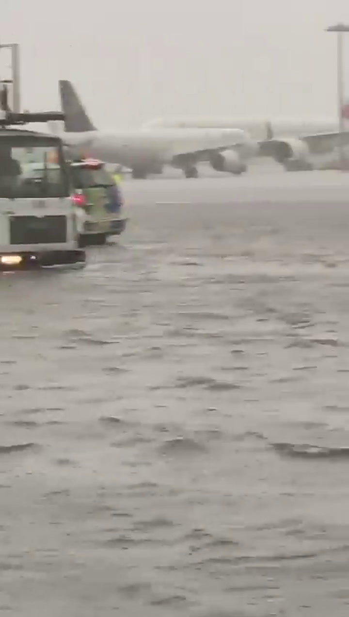 Fuertes lluvias azotan a Emiratos Árabes Unidos y el aeropuerto de Dubai quedó completamente inundado