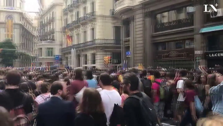 Los manifestantes catalanes rodean el edificio de la Policía Nacional en la vía Laietana de Barcelon