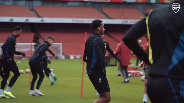 Arsenal treina no Emirates Stadium durante pausa da Premier League