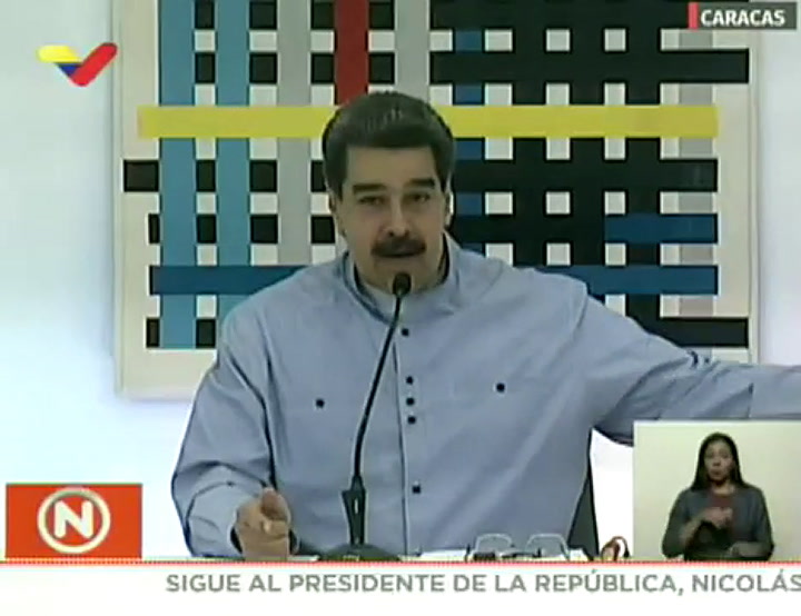 Nicolás Maduro muestra el regalo que le envió a Roger Waters