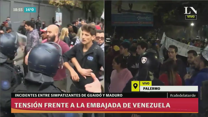 Militantes de izquierda tensionaron la embajada de Venezuela, tiraron gas pimienta y hay represión