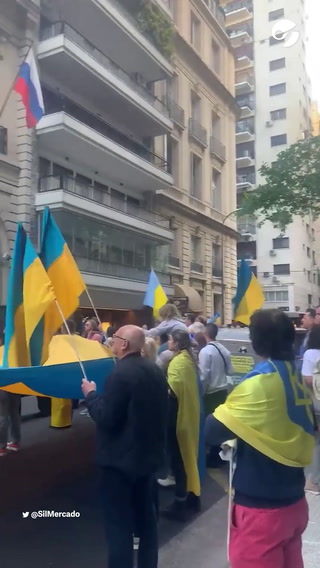 Protesta de ucranianos frente a la embajada de Rusia en Buenos Aires