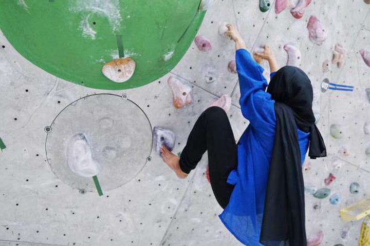Iranian athlete Elnaz Rekabi says ditching hijab at competition was 'unintentional'