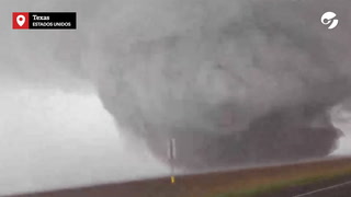 Impresionantes imágenes de un tornado tocando tierra ayer en una zona rural de Texas