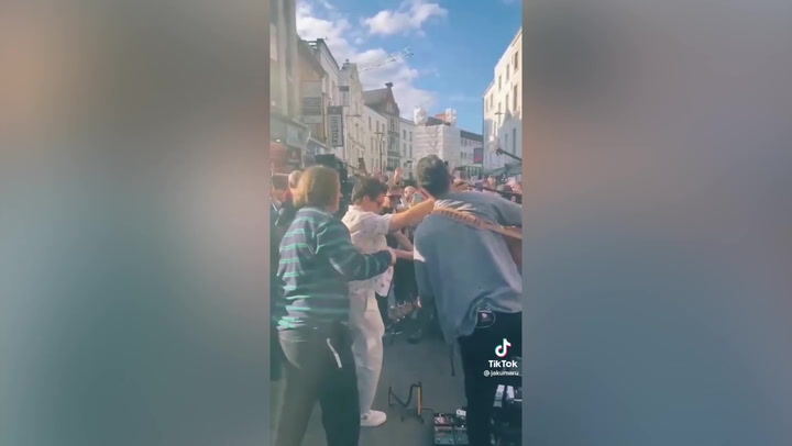 Lewis Capaldi and Niall Horan join busker to sing on streets of Dublin