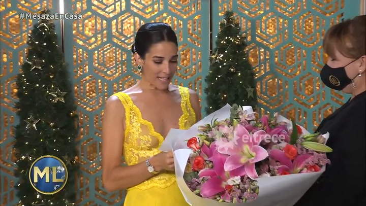 Juana Viale emocionada al recibir un ramo de flores de su hermano Nacho Viale - Fuente: eltrece