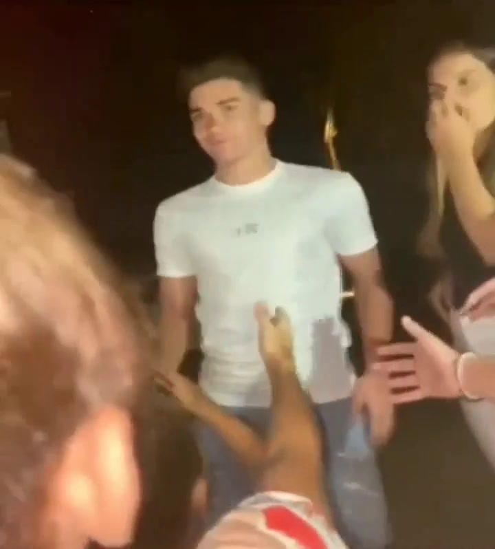 La reacción de la novia de Julían Álvarez con un grupo de chicos que generó revuelo en redes