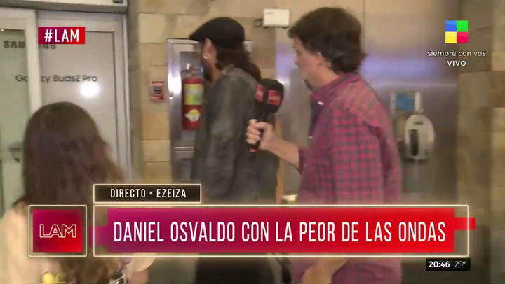 El violento exabrupto de Daniel Osvaldo contra un notero de LAM en pleno aeropuerto: “Tomátelas”