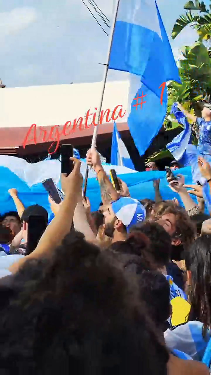Festejos de argentinos en la avenida Collins de Miami