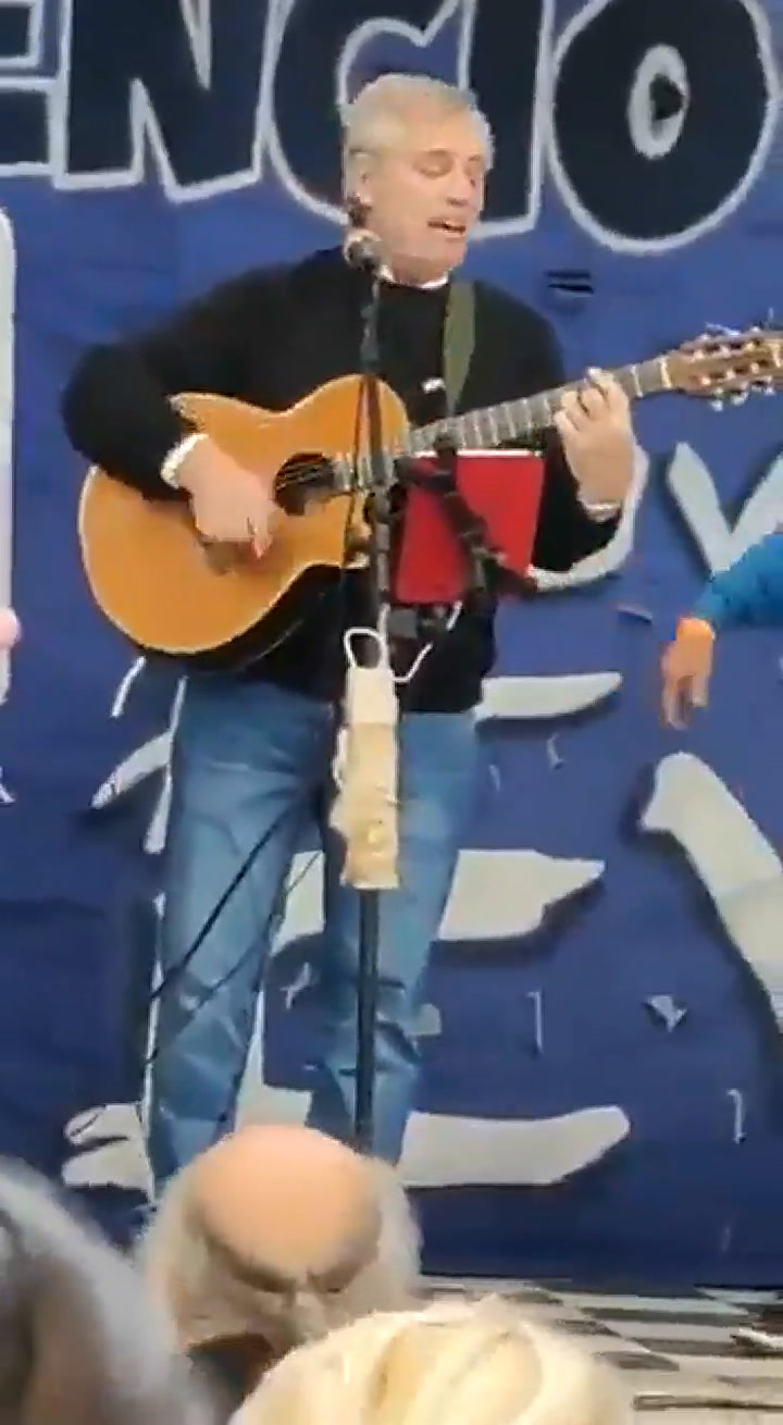 El Presidente cantó y tocó la guitarra en un acto en Florencio Varela
