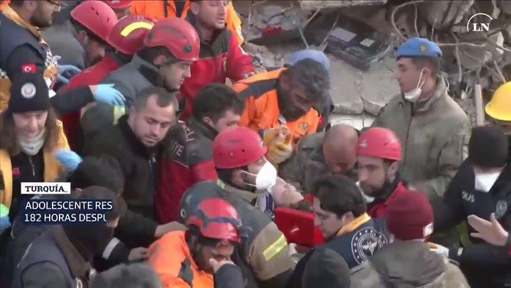 Adolescente rescatado de escombros en Turquía 182 horas después del terremoto