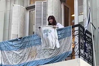 Marcha universitaria. Cristina Kirchner apoyó la manifestación con un buzo de la UNLP