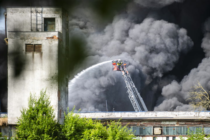 Rozsiahly požiar pri Bratislave sa ešte rozšíril, zranilo sa osem hasičov. Dym sa valí do metropoly