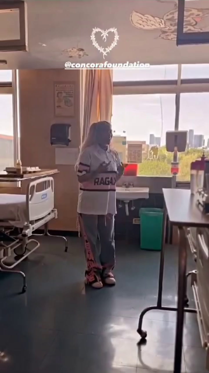 Karol G cantó en un hospital de México