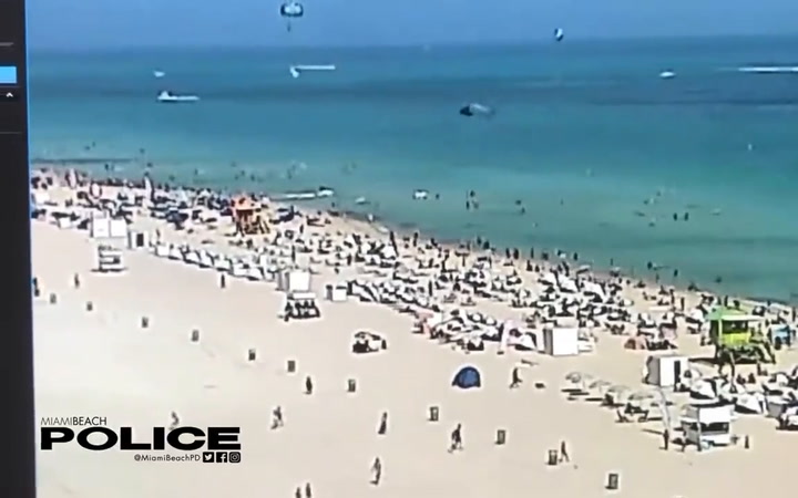 Un helicóptero se estrelló en el agua frente una playa de Miami Beach: dos heridos