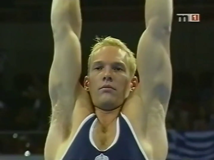 Con esta rutina, Szilveszter Csollany ganó la medalla de oro en anillas en Sidney 2000