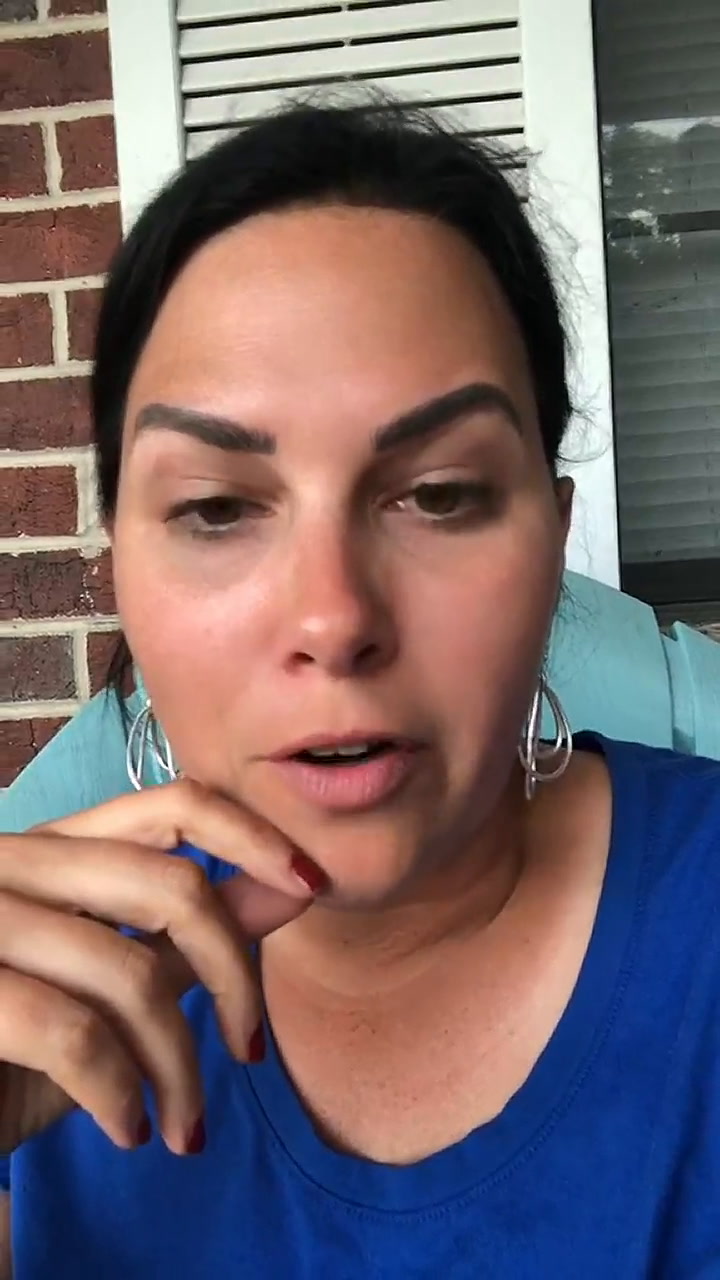 En un video de TikTok una madre reaccionó furiosa con American Airlines tras perder a su hija