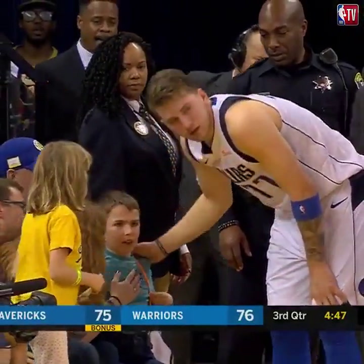 El gesto de Luka Doncic con un niño que emocionó en la NBA - Fuente: NBA TV