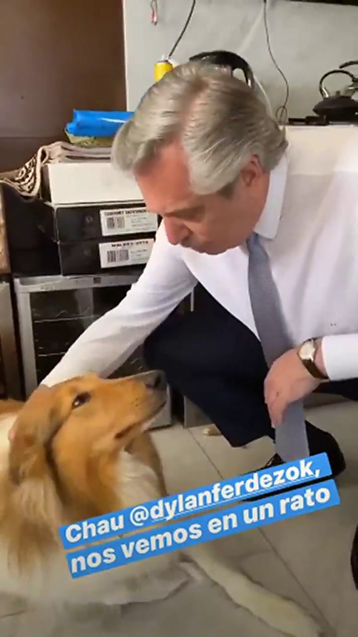 Alberto se despide de su perro antes de asumir la presidencia