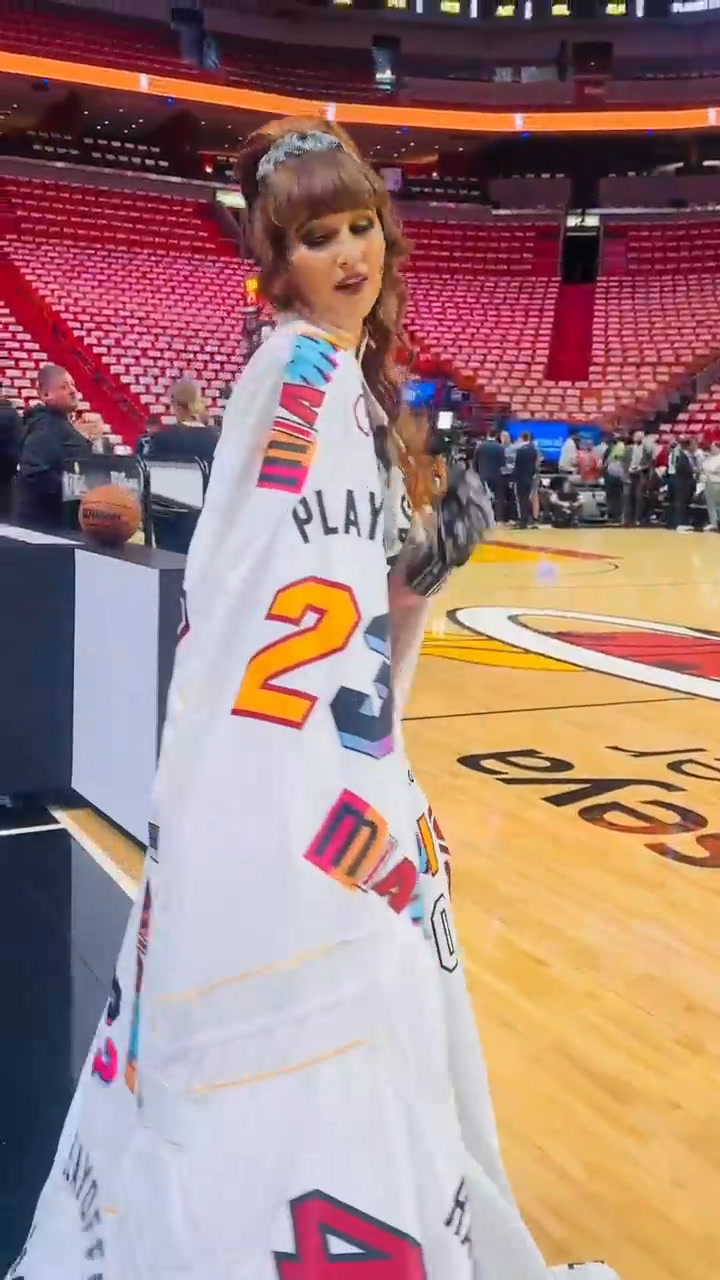 La cantante Radmila Lolly diseña sus propios vestidos con camisetas viejas de los Miami Heat