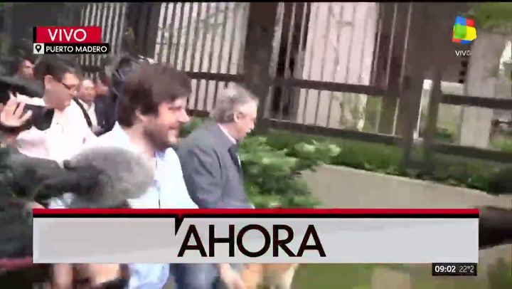 Alberto sacó a pasear a Dylan antes de ir a votar - Fuente: América TV 