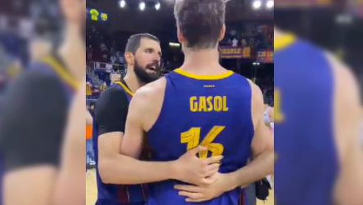 Mirotic and Oriola try to convince Gasol to raise the glass