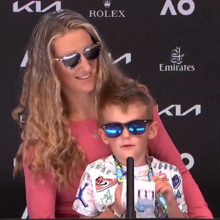 Victoria Azarenka se presentó en la sala de prensa del Australian Open con su hijo Leo
