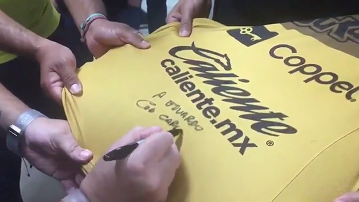 Maradona firma la camiseta de Eduardo Armenta, jugador al que hizo debutar - Fuente: Twitter Dorados