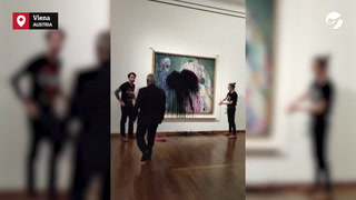 Manifestantes climáticos tiran líquido negro sobre pintura de Klimt en Viena