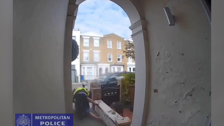 Fake delivery driver pulls out shotgun on victim's doorstep