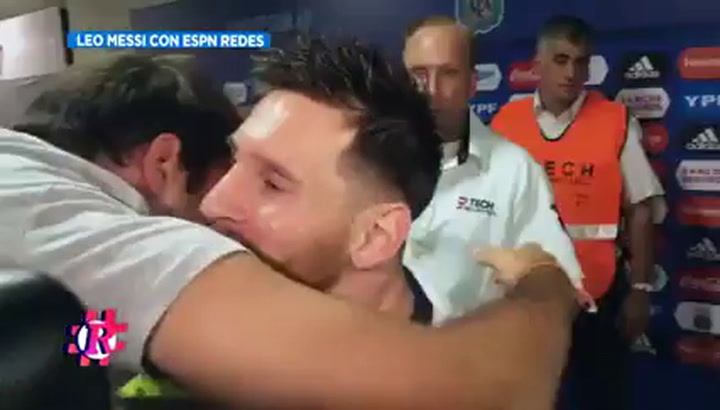 En medio del silencio de la selección con la prensa, Messi paró a sacarse una selfie con un notero