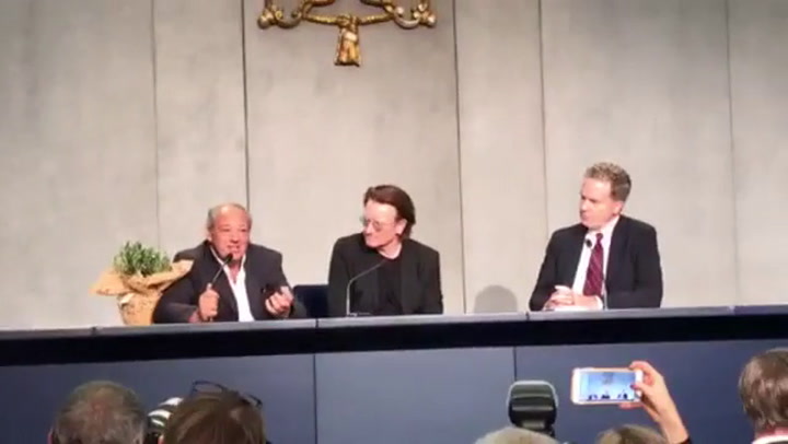 Bono Vox y José María del Corral después de ver al Papa - Fuente: YouTube
