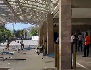 Haití. Manifestantes destrozaron el aeropuerto de Puerto Príncipe en repudio al primer ministro