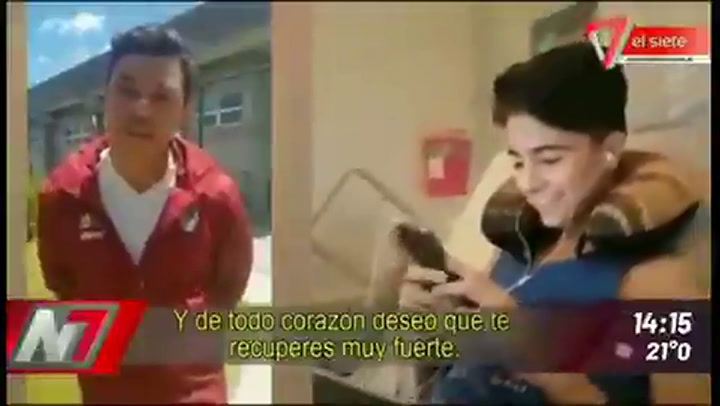 El saludo de un joven hincha a Gallardo, tras la operación - Fuente: Twitter