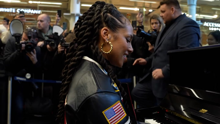 Alicia Keys surprises commuters as she performs at London's St Pancras train station.mp4