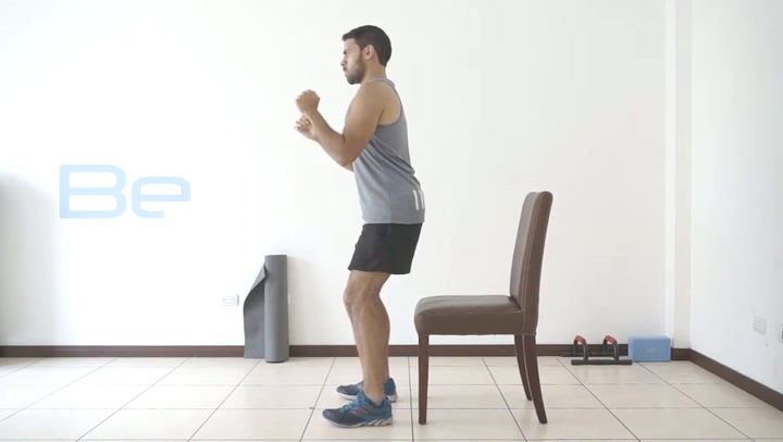 Así se hace un squat asistido con silla