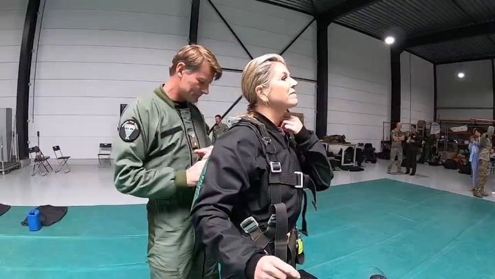 El momento en que Máxima Zorreguieta saltó en paracaídas en los Países Bajos