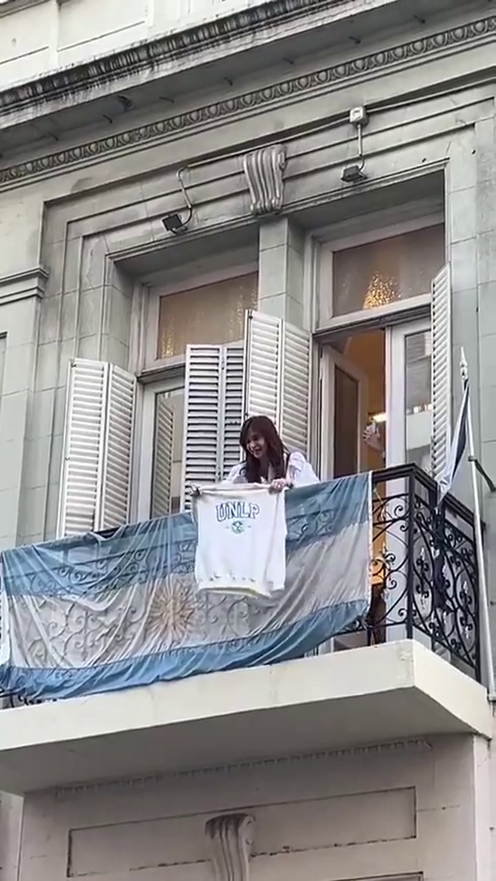 Cristina Kirchner salió al balcón del Patria para saludar a la marcha universitaria