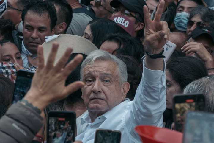 Andrés Manuel López Obrador lideró una marcha masiva en México y reiteró que no buscará la reelección