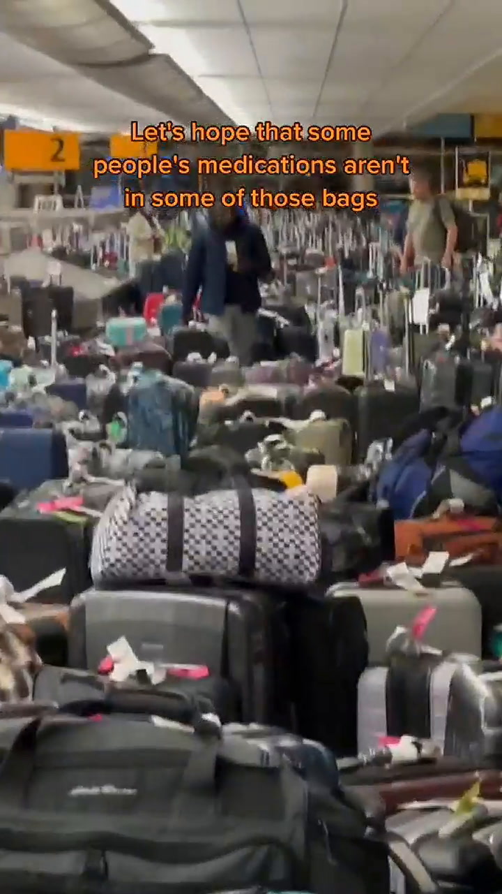 Un tiktoker capta caos con equipaje en aeropuerto de Colorado