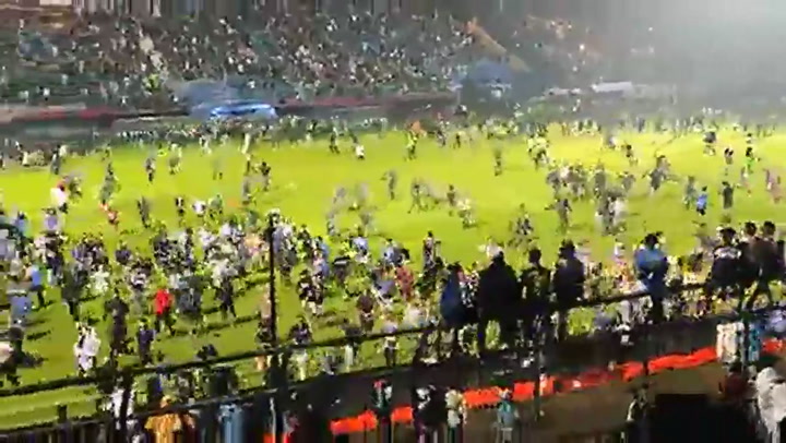 Disturbios en un partido de futbol en Indonesia, hubo al menos 174 muertos