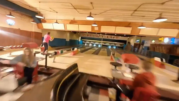 Grabaron con un dron el recorrido hacia el interior de un bowling
